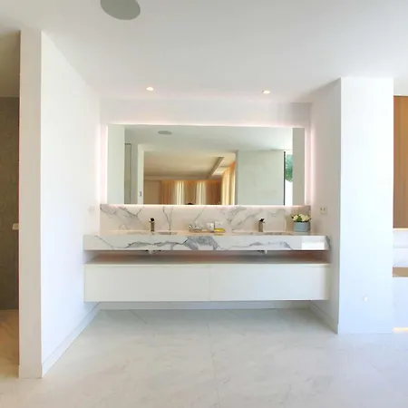 Contemporary & Very Spacious Puerto Banus וילה